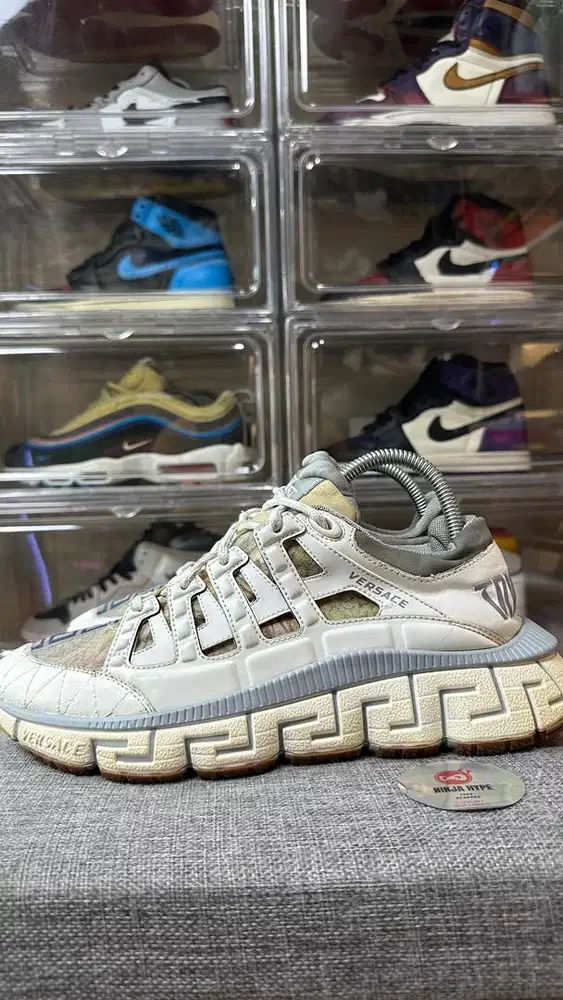 VERSACE MEDUSA TRIGRECA WHITE GREY BAROCCO PRINT