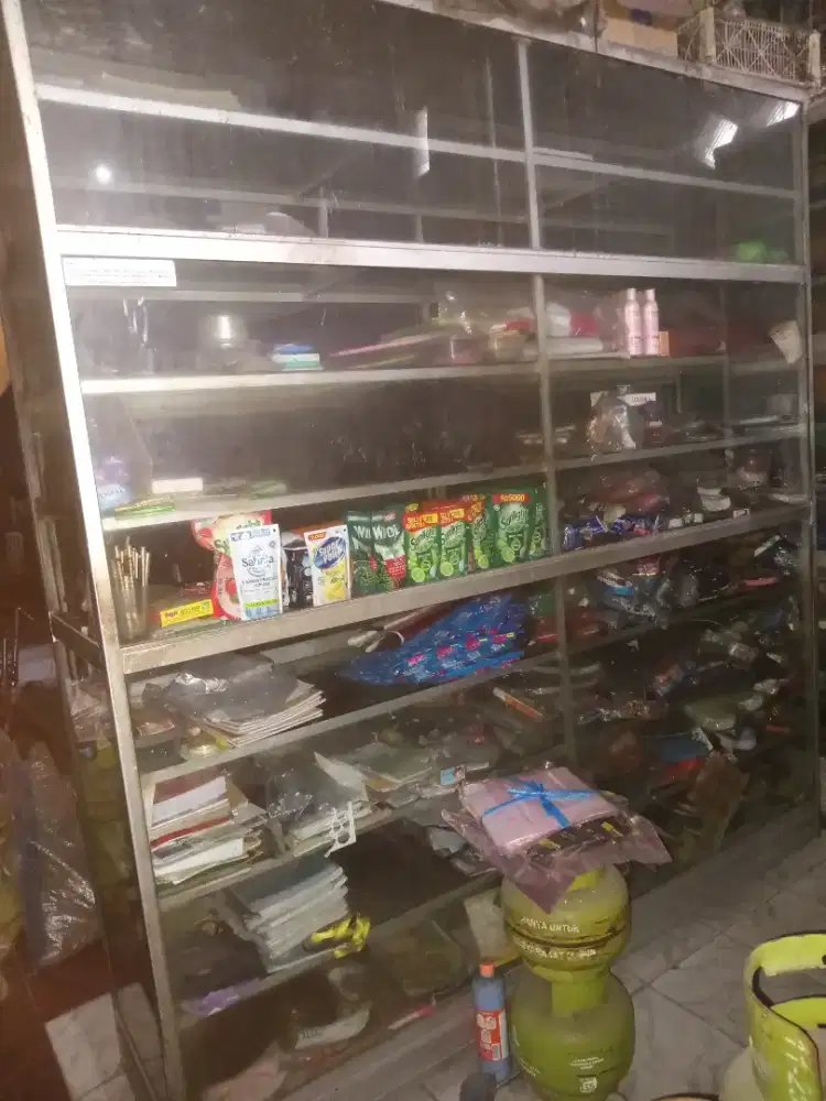 Etalasi Tempat menaru barang