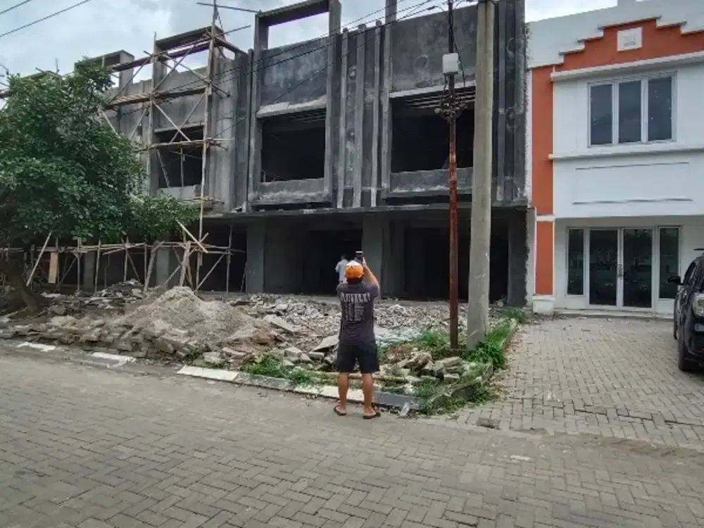 Ruko 2 lantai bangunan mewah siap usaha dekat jalan raya