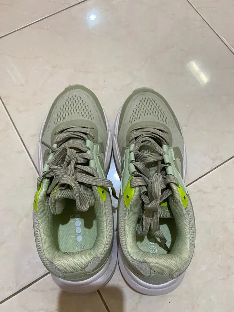 sepatu merk diadora (nego tipis)