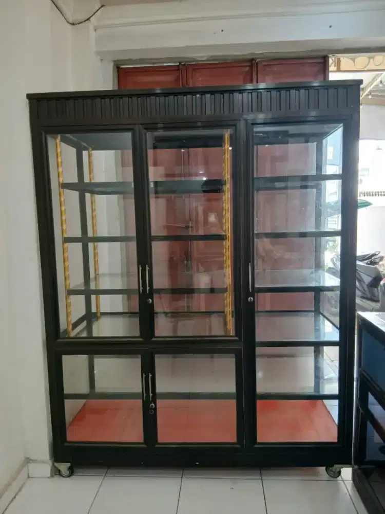 Etalase kaca aluminium