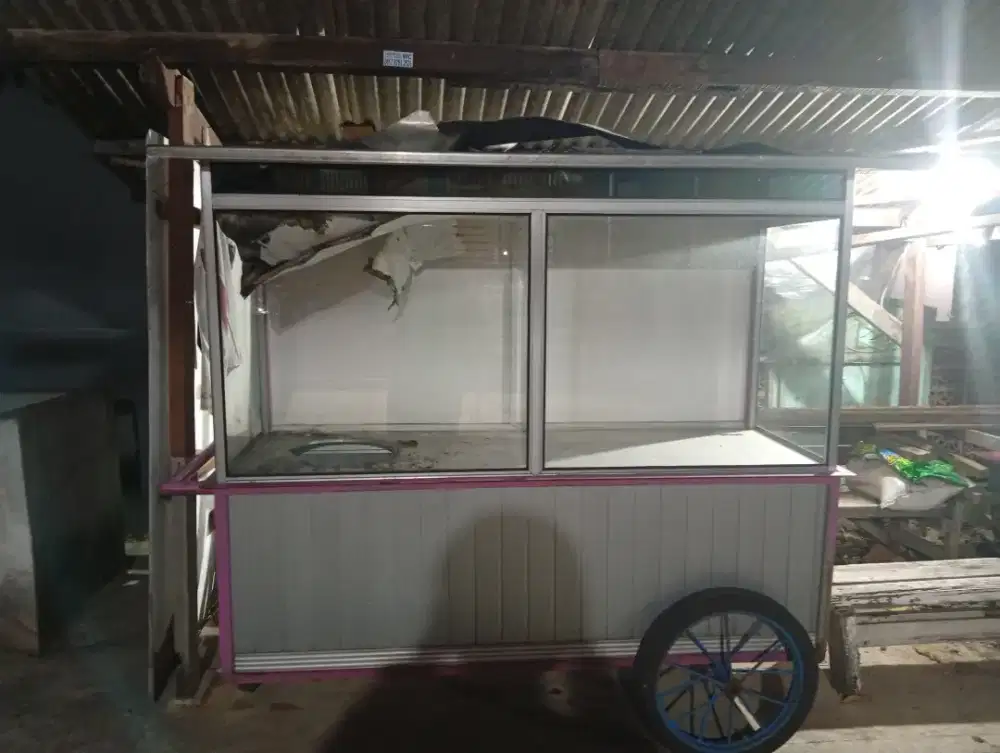 Gerobak bukan bekas, baru tapi tidak pernah jadi dipakai