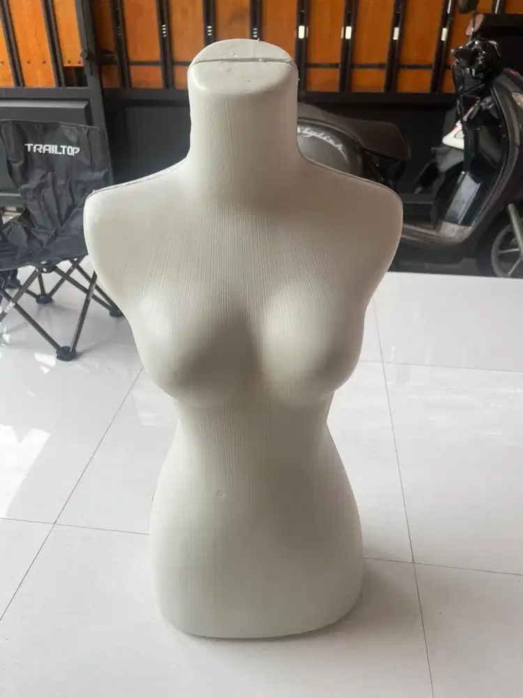 Manekin wanita setengah badan