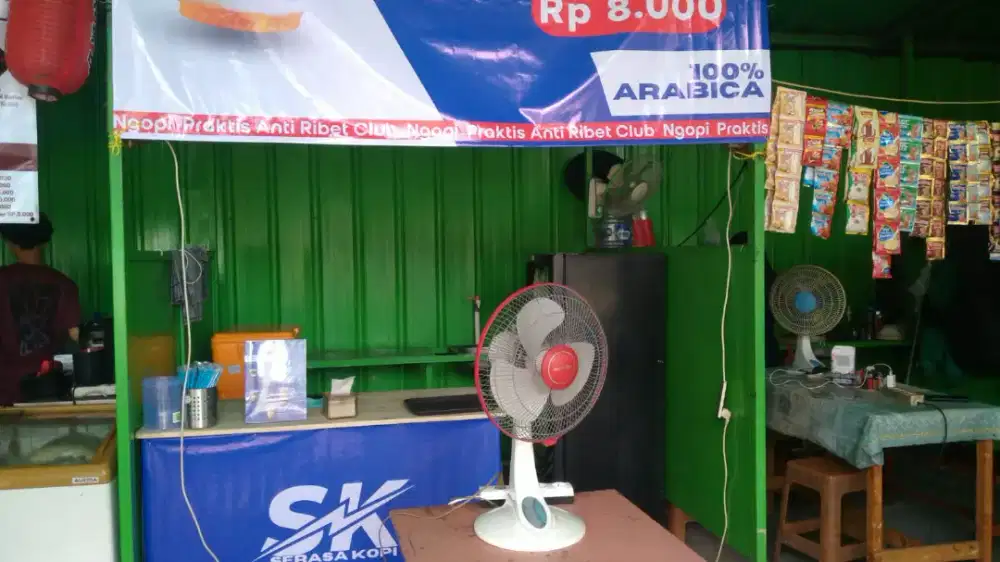 Jaga kios Kopi Serpong Utara