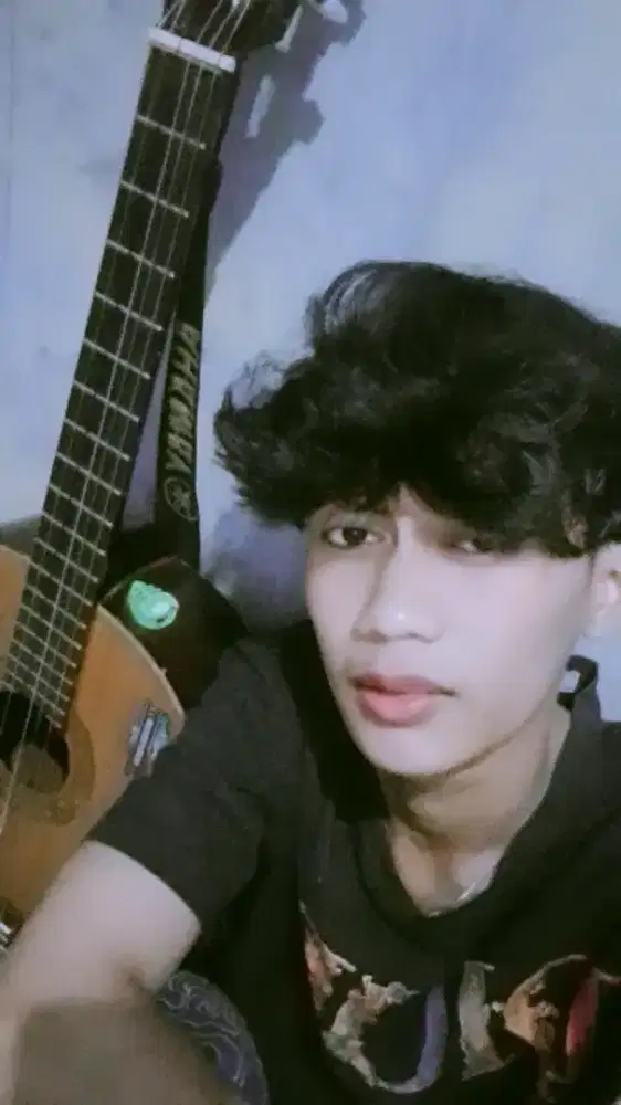 2 orang sedang mencari pekerjaan