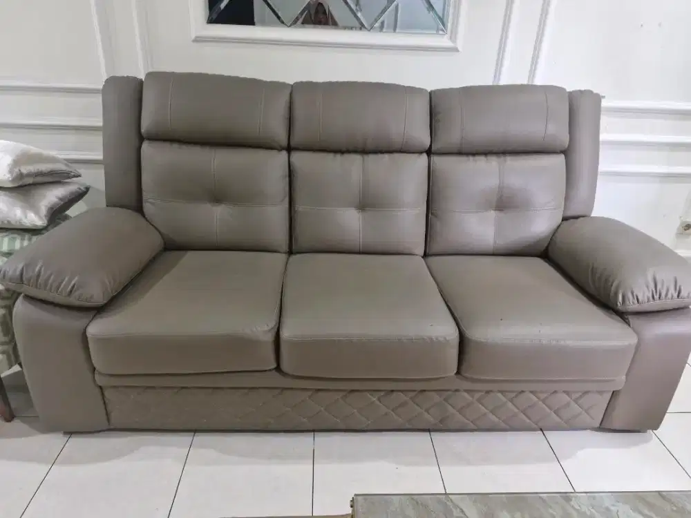 Sofa by Chandra Karya