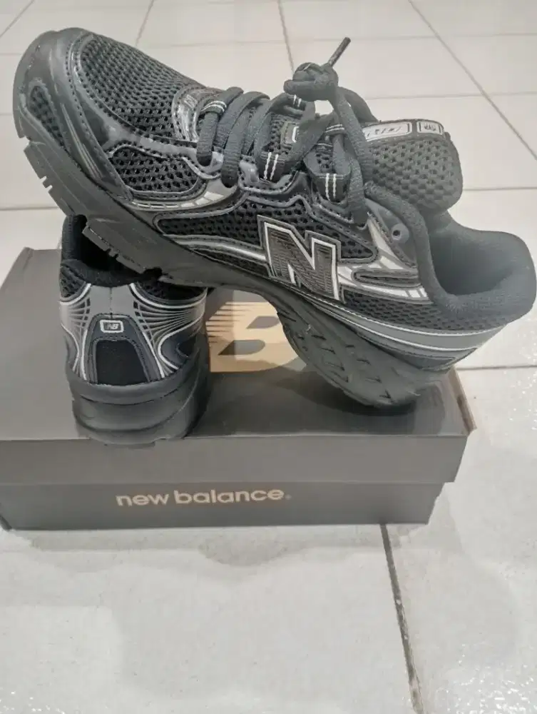 Sepatu Olahraga Baru