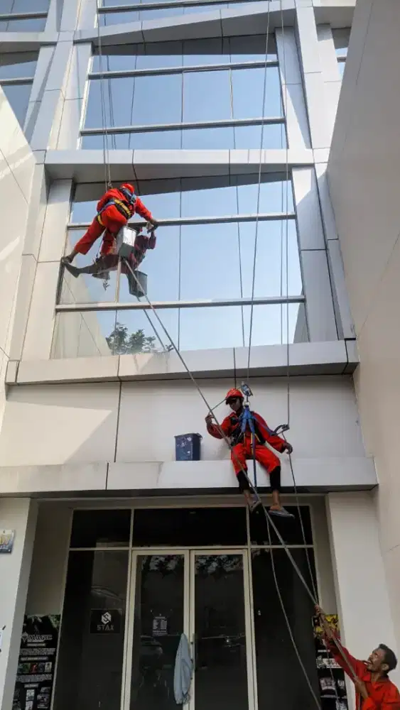Jasa pembersih kaca gedung san's