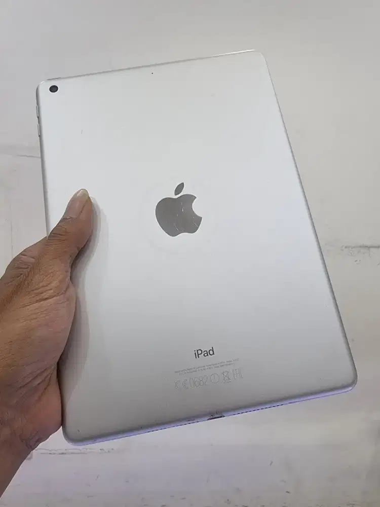 iPad Gen 5 32gb Wifi only Silver Unit Charger Only kondisi normal