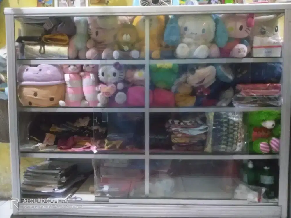 Etalase Jualan atau Dekor