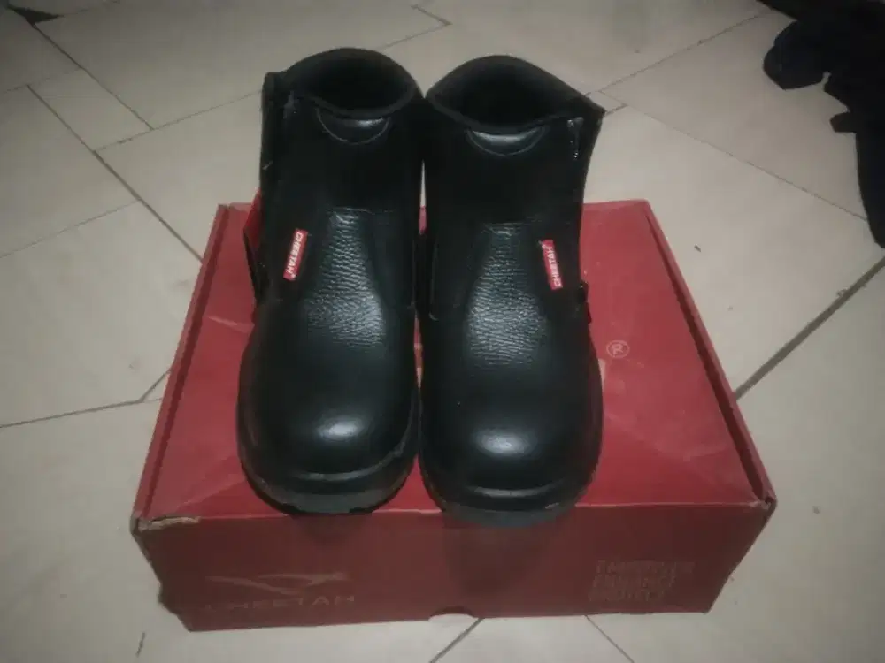 Sepatu safety cheetah