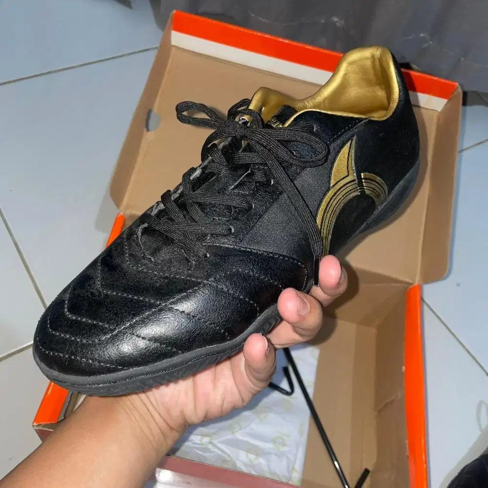 Sepatu Futsal Ortuseight Mirage in Black Gold Size 42