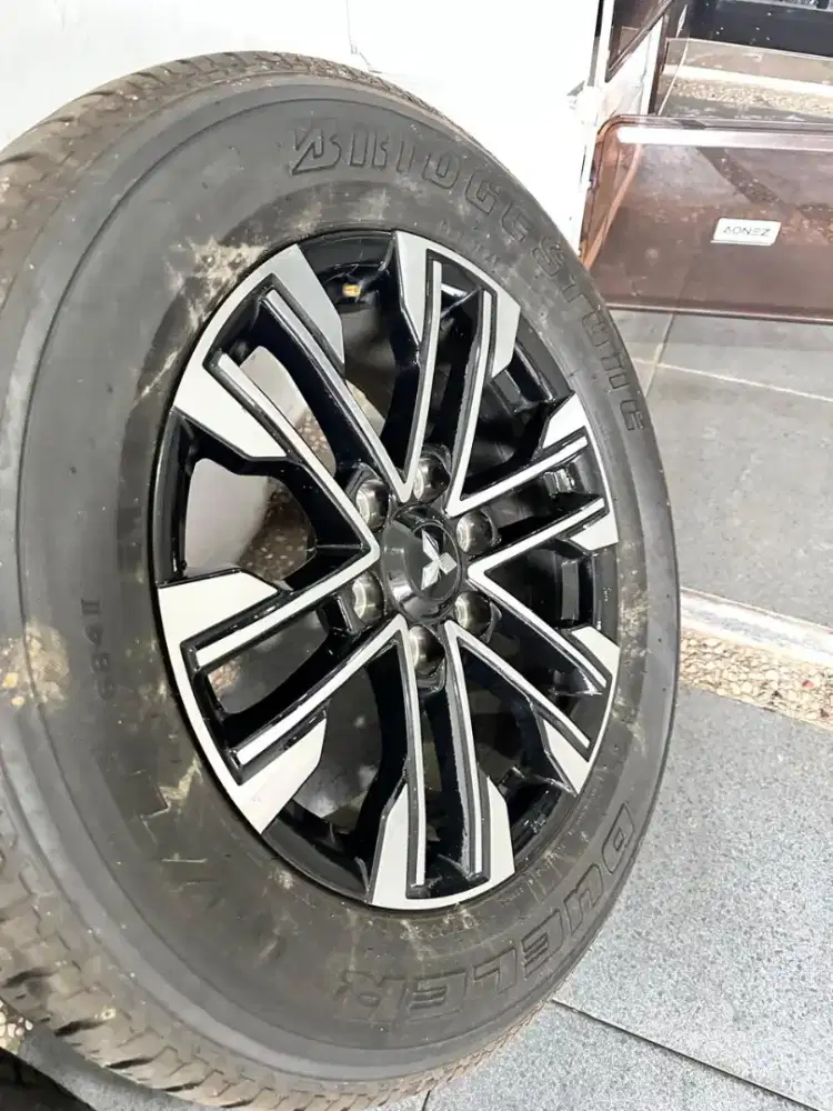 Ban Luar Bridgestone R18