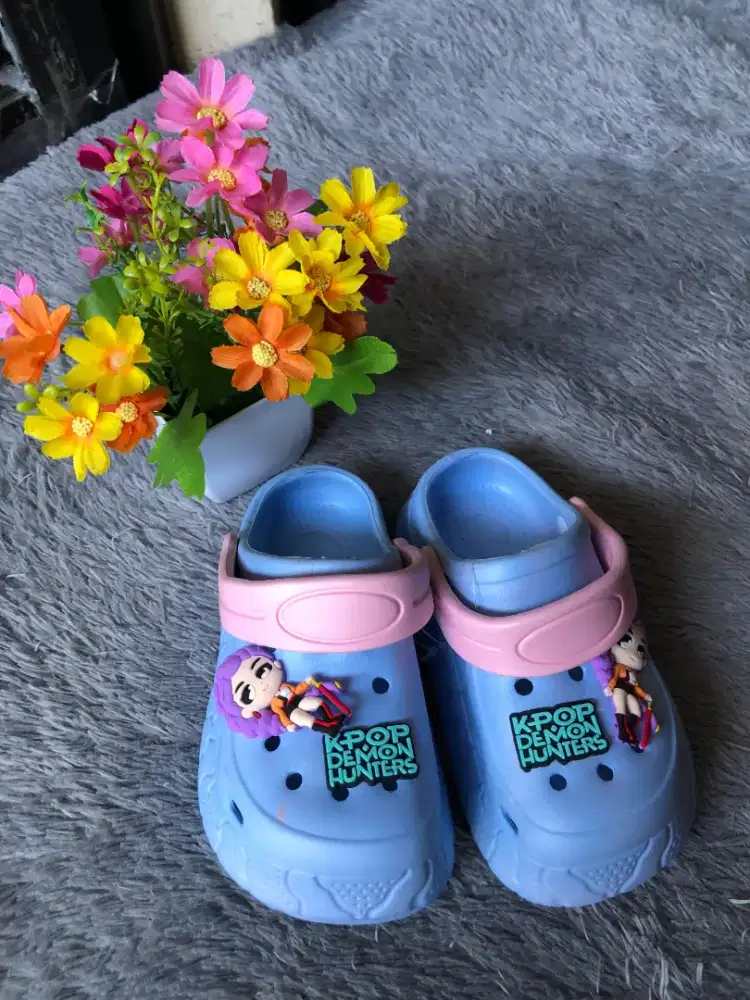 Sandal baim warna warni