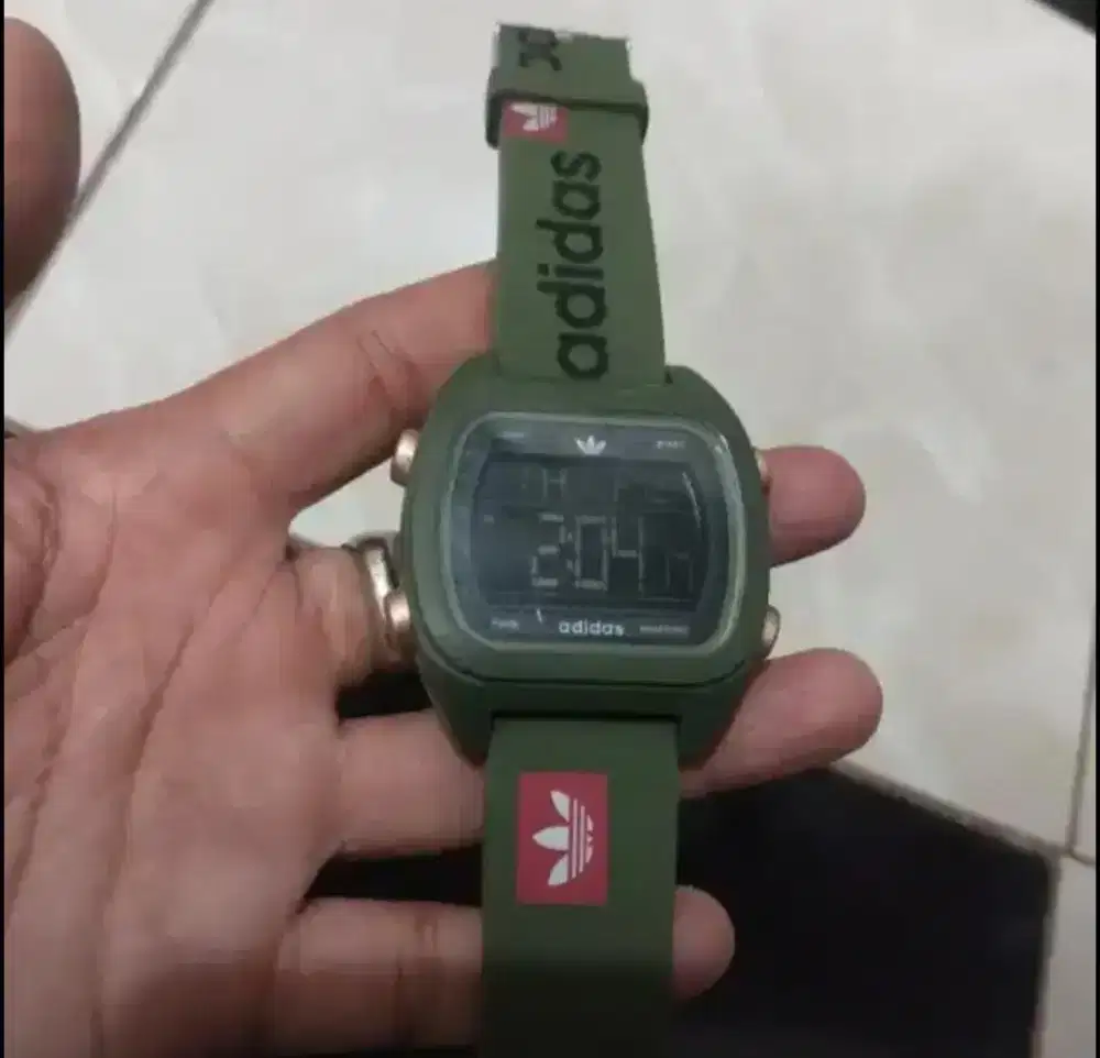 Jam tangan pria dan wanita adidas