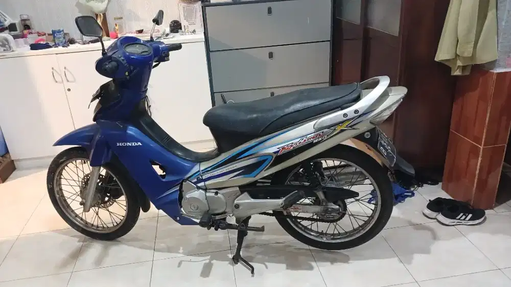 Honda Karisma tahun 2005 warna silver biru