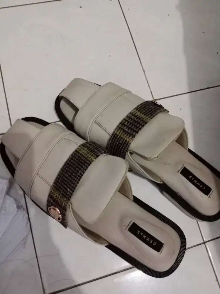 Sepatu sandal wanita
