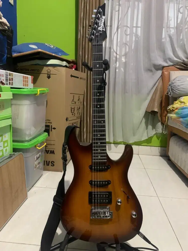 Gitar listrik Ibanez GSA 60 dan akustik Yamaha F310 pemakaian pribadi