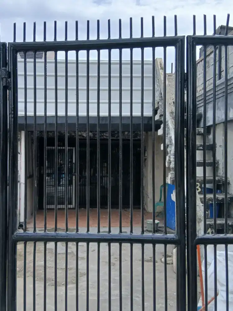 RUMAH ADA ROOFTOP  UNTUK USAHA /CAFE  DEPAN JALAN RAYA