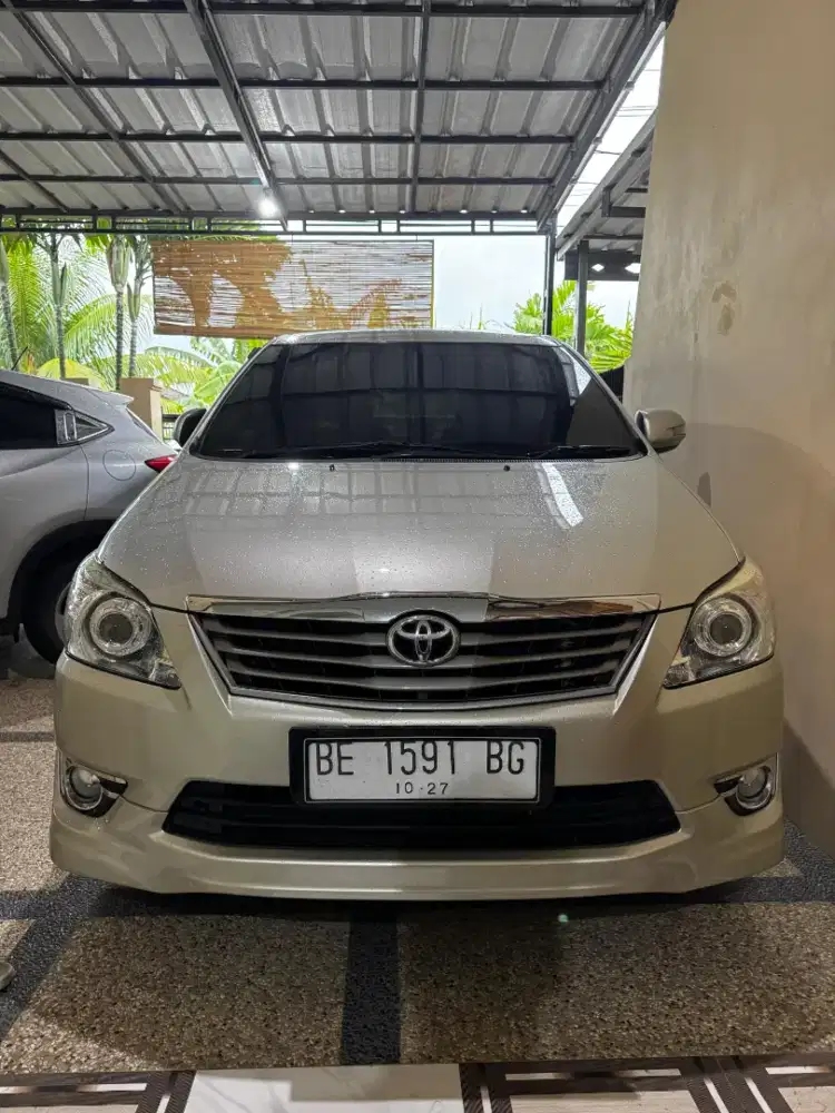 Innova G Luxury AT 2011