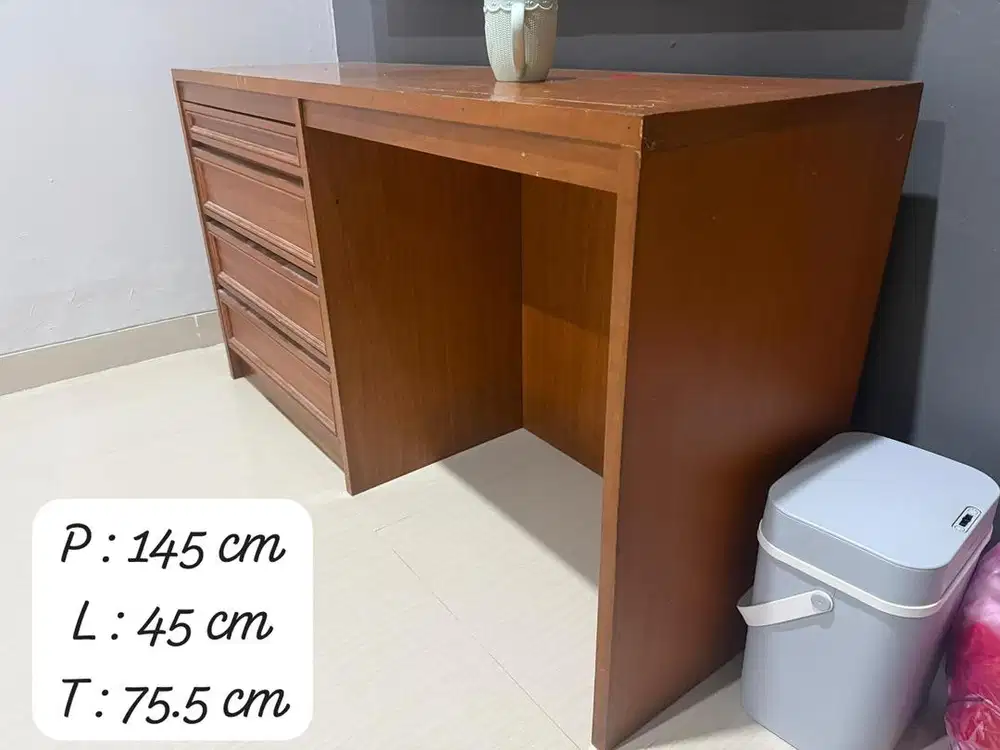 Meja jati tua bukan jati muda