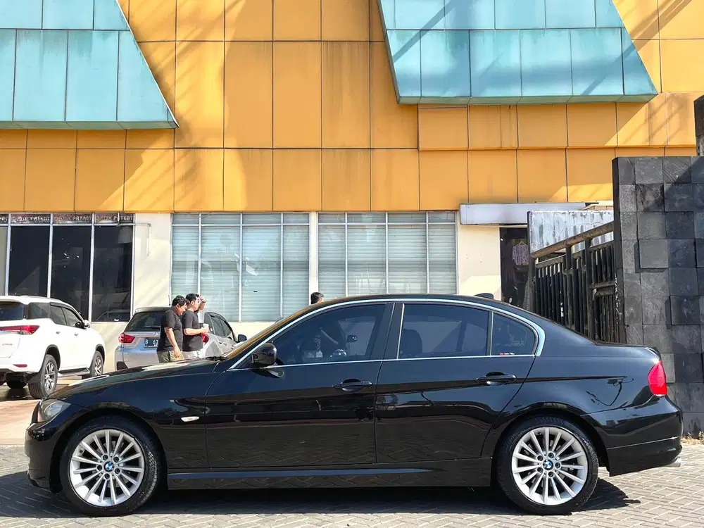 BMW 320i 2011 Bensin