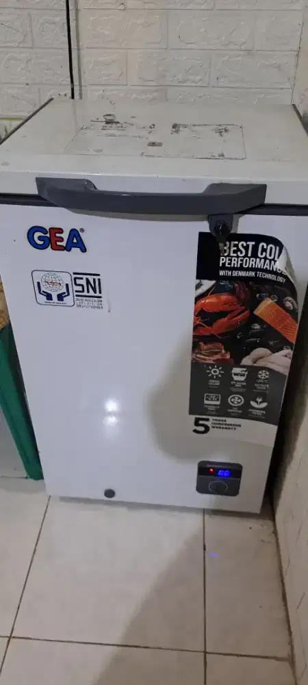 Di jual cepat.frezer merk gea