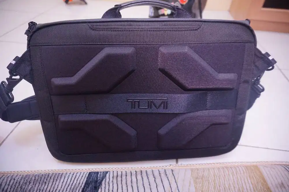 Tumi Descender Bike Messenger Kondisi Baru, tidak pernah dipakai