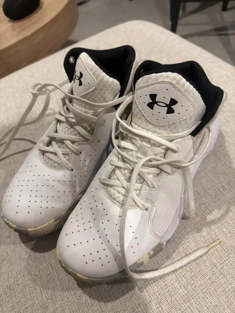 Sepatu under armour