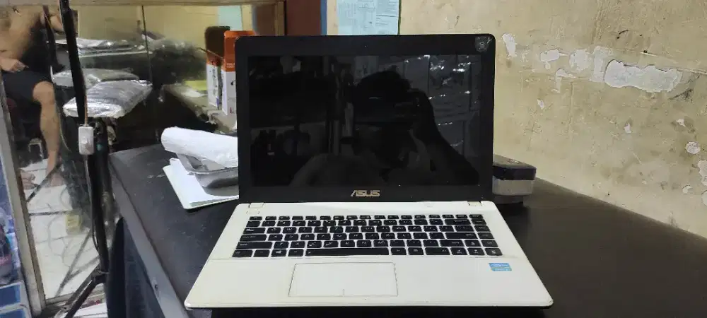 Laptop 100% mulus ASUS X451C , Ram 4 core i3 ,ssd 254