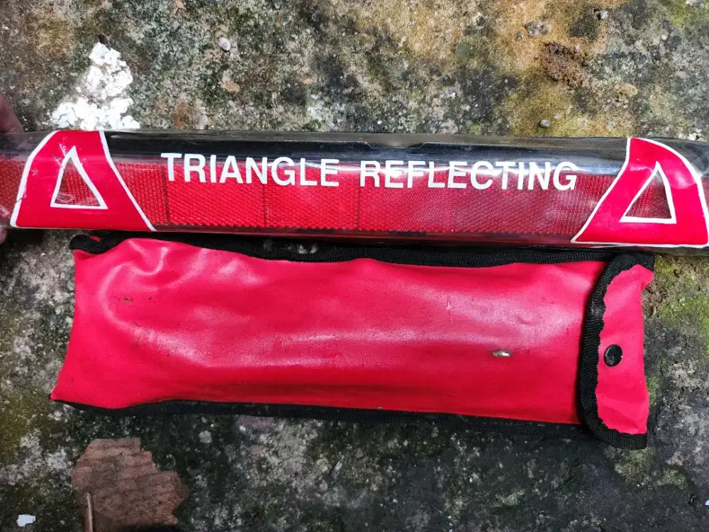 toolkit dan segitiga reflektor dan ada p3k jg dari mobil avanza