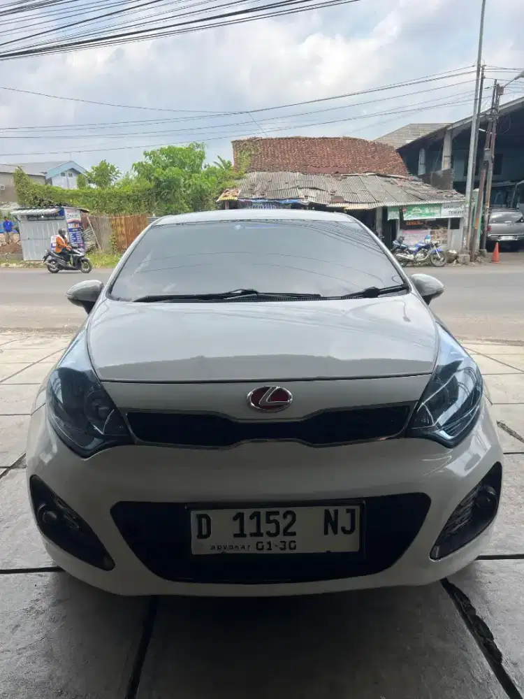 Kia Rio Matic 2013
Warna putih mulus
Km 115rb