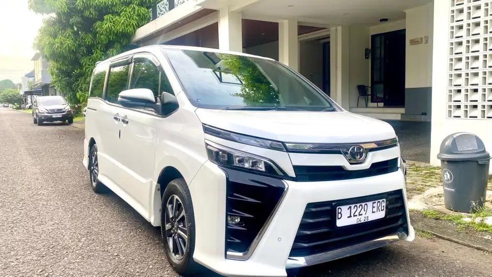 Toyota Voxy 2018 | 7-Seater, Matic, Putih Metalik — Siap Pakai