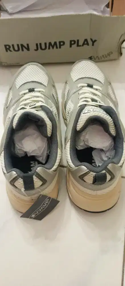 Sepatu anak model tali & memori foam. Ukuran 38. Tiruan new balance.