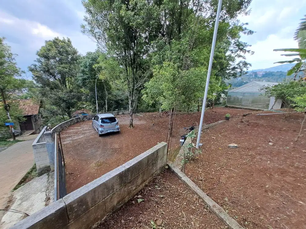 Di jual tanah dan bangunan posisi dan view bagus,