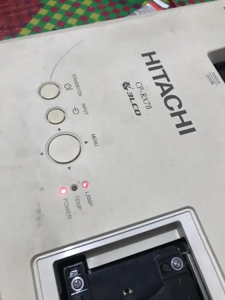 Proyekyor merek hitachi(Minus)