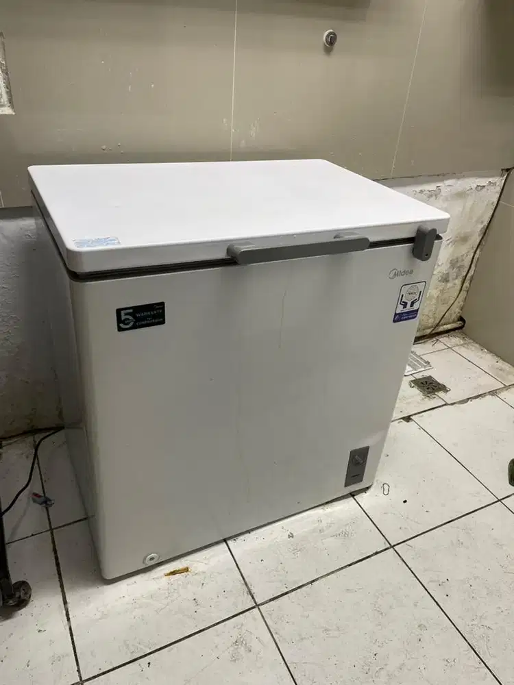 Frezeer pendingin midea