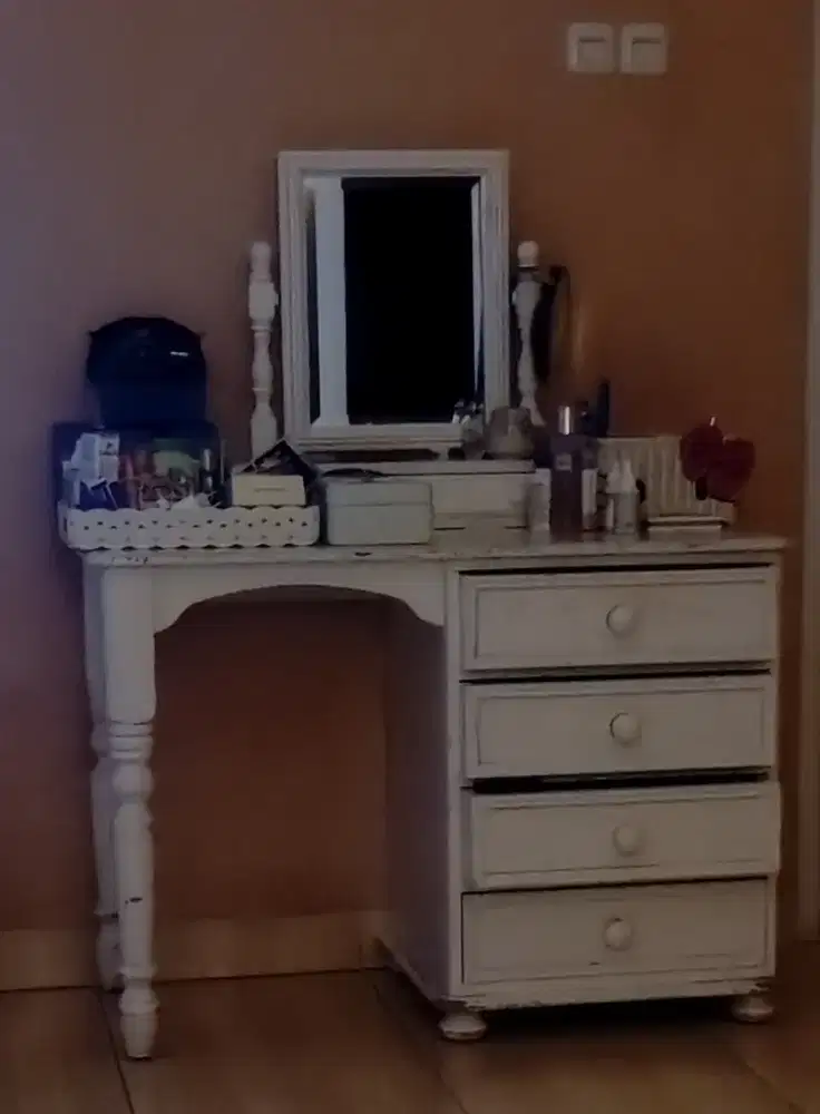 Dijual Meja rias putih