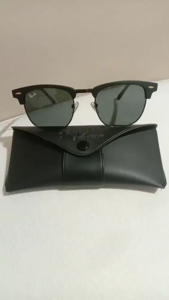 Kacamata hitam Rayban.