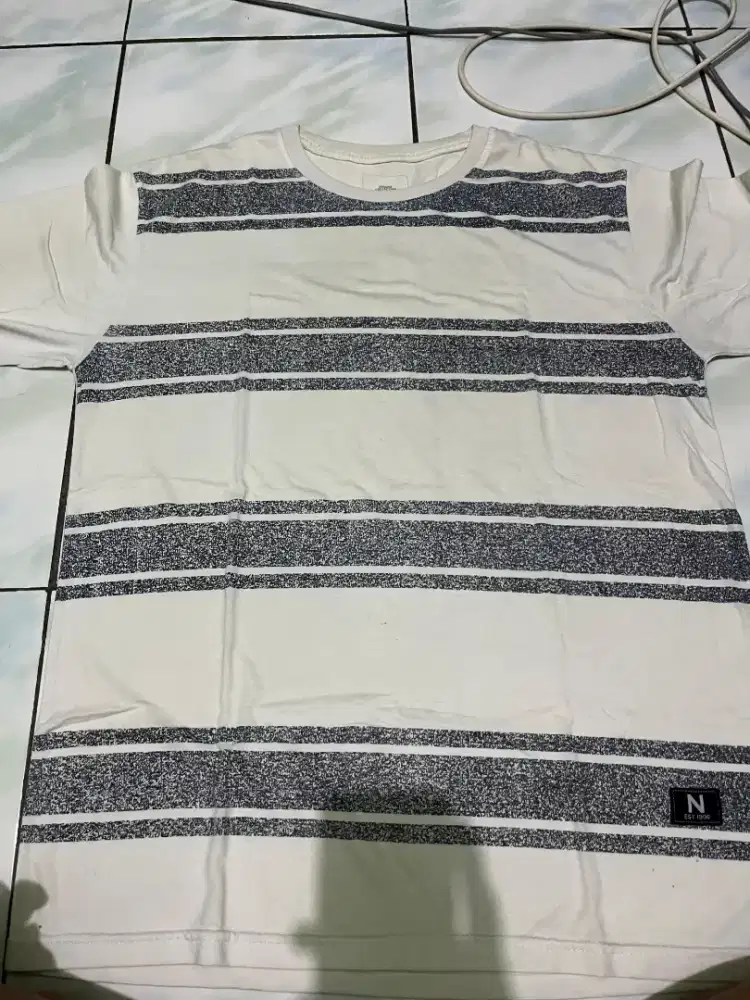 Baju Kaos Pria Putih