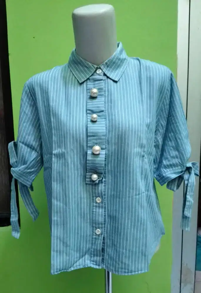 kemeja wanita 
MILANO
salur
katun
biru
tali  dilengan
size S
LD 98