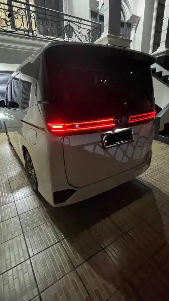 Toyota Voxy 2.0 CVT TSS AT PUTIH PRIBADI