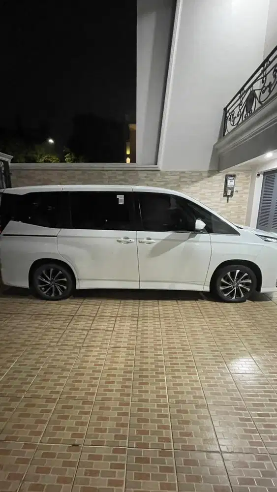 Toyota Voxy 2.0 CVT TSS AT PUTIH PRIBADI