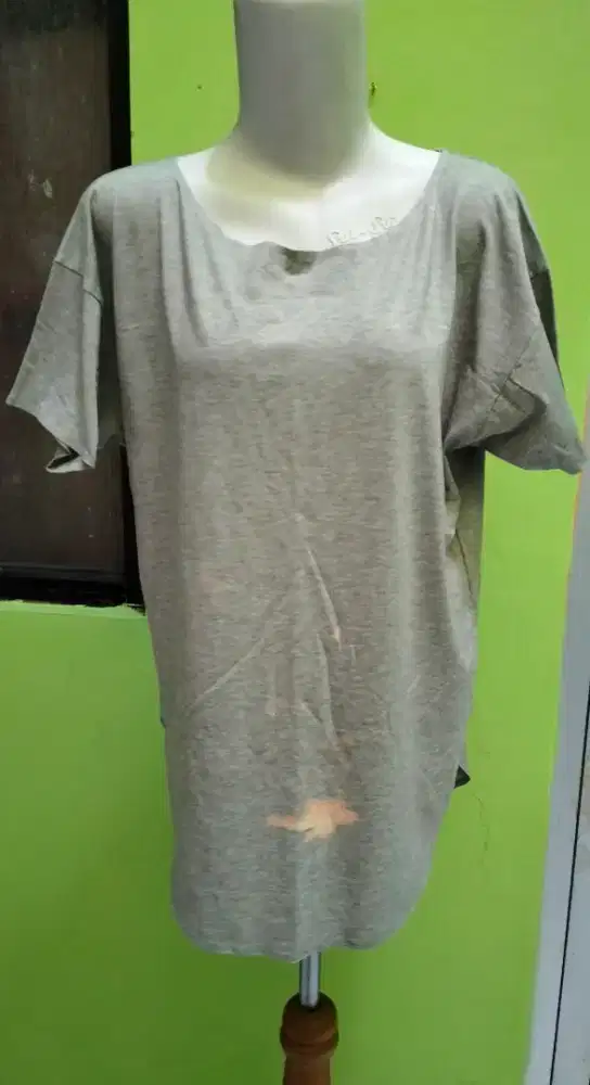 kaos wanita
UNIQLO asli
abu abu
 adem
Stretch 
size S besar
LD 108-130