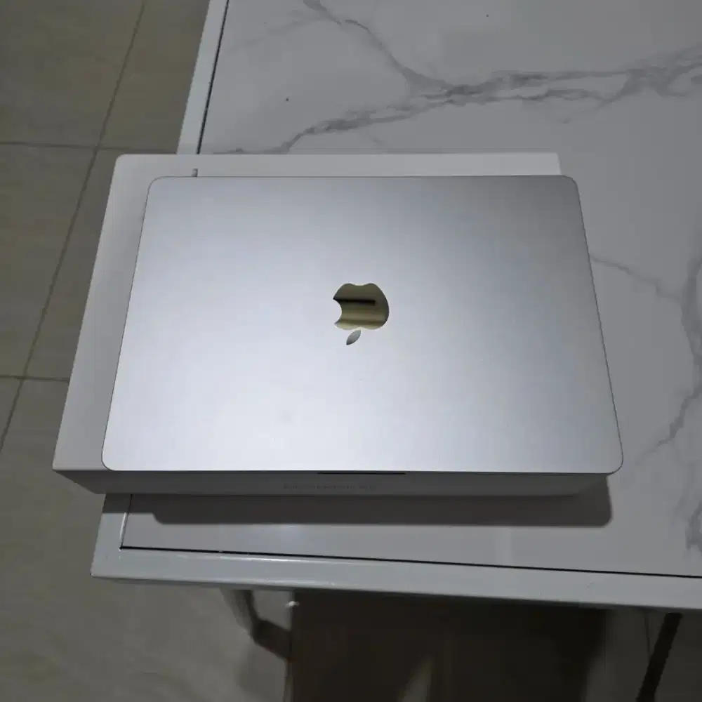 MacBook Air M4 16GB 512GB Garansi Resmi Indonesia Like New
