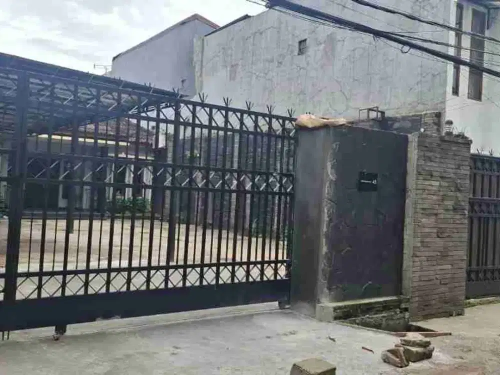 Rumah Besar Turangga Halaman Muat 10 Mobil