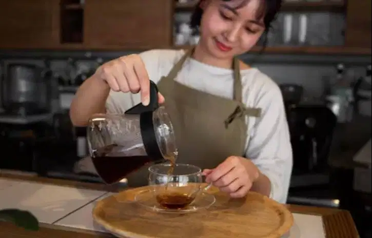 Pramusaji membuat minuman kopi dan bisa masak makanan ringan