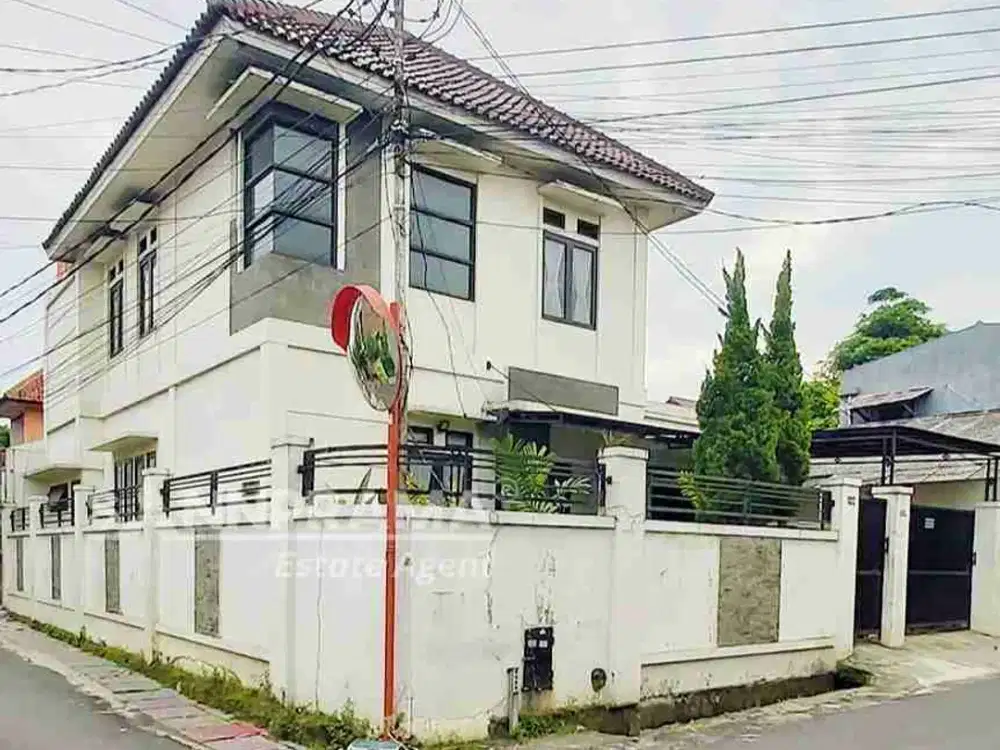 Premium Ciganjur: Rumah Luas 2 Lantai, Akses Mudah, Bonus AC!