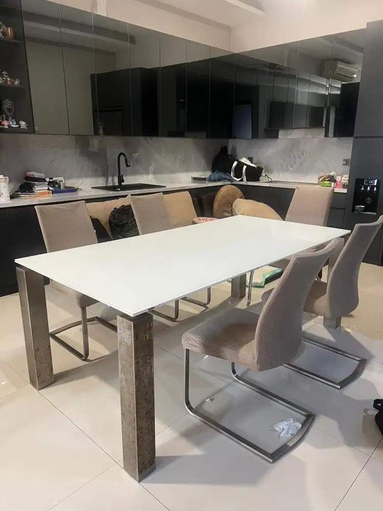 HARGA MIRING - Meja makan dan kursinya (special condition)