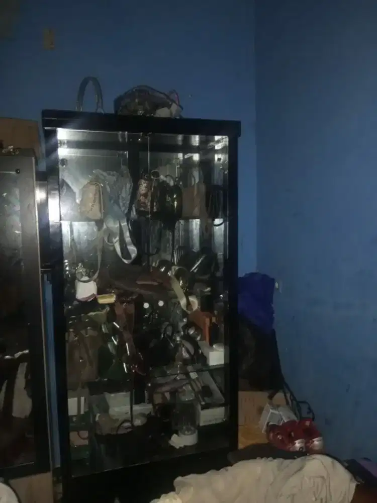 Di Jual lemari kaca